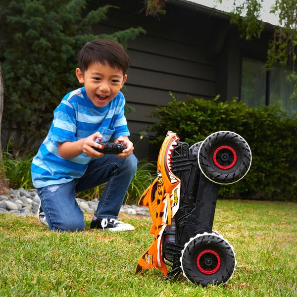 Hot Wheels Mario Kart Rainbow Road Playset with Vehicles