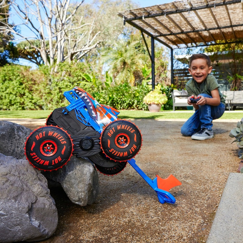 Hot Wheels Remote Control Tiger Shark 1:15 + Free Activity Book